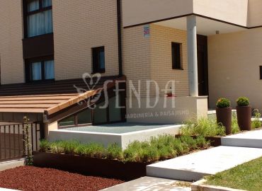 Equilibrio entre líneas, materiales y naturaleza