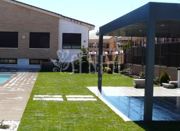 Espacio exterior familiar: área de baño, césped y cocina al aire libre