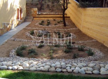 Paisajismo con islas vegetales y diseño en pendiente