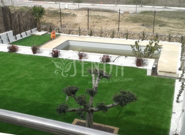 Jardín modular junto a piscina