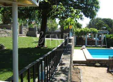 Jardinería de chalet con piscina en diferentes niveles