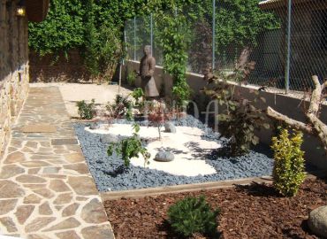 Diseño paisajístico con islas decorativas y escultura ornamental