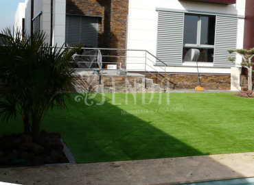 Espacio exterior moderno junto a piscina