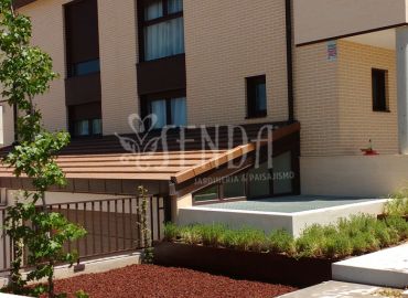 Paisajismo contemporáneo para chalet con líneas limpias