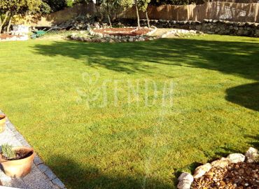Diseño de jardín natural con pradera de césped y rocalla integrada
