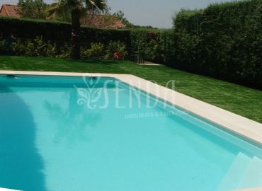 Jardinería de chalet con piscina y seto perimetral