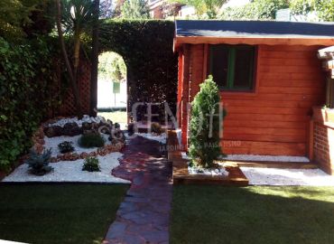 Paisajismo de entrada de chalet: camino acogedor y detalles cuidados