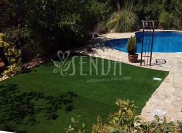 Jardinería con piscina integrada en un entorno natural