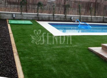 Un jardín moderno con piscina integrada